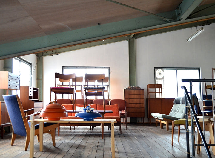 福井市の家具屋EPISOの店内全景。ヴィンテージのチェスト・チェア・ソファ・照明が倉庫型の売り場に並ぶ
